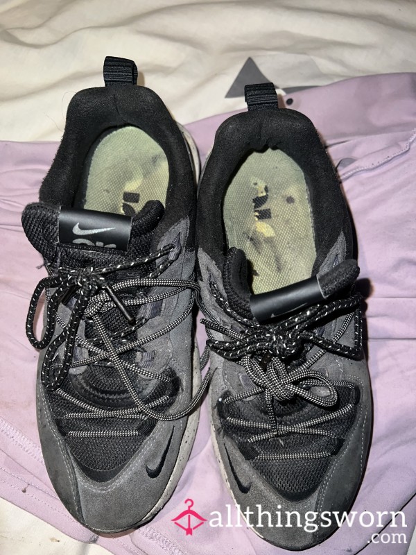 Grey Dirty Nike Trainers 👟
