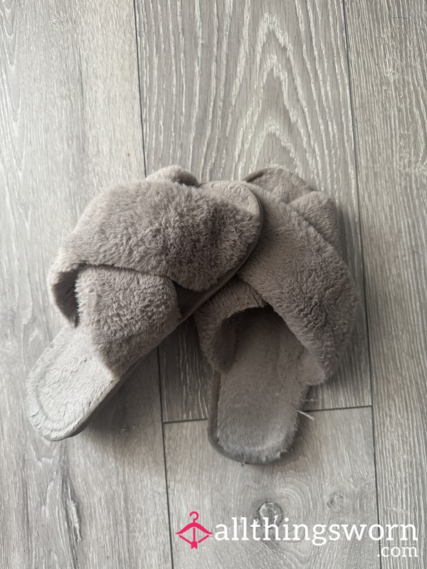 Grey Fluffy Worn Slippers🥿😉