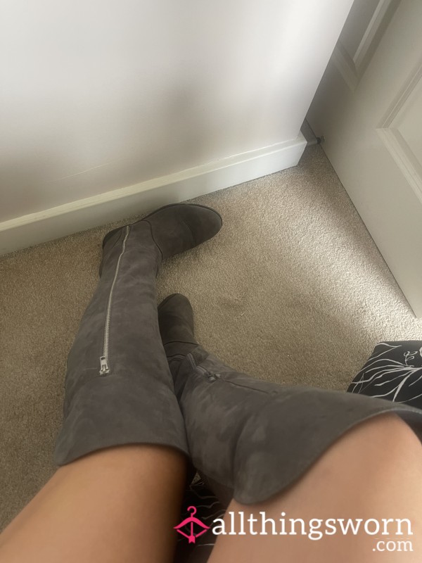 Grey Knee-High Suede Boots – Timeless, Loved & Perfectly Broken In. Size 6. 📦 UK Delivery Included. 🌍 International Shipping Available. 📸 Photo Set Included 🔥 Customs Welcome 🥵