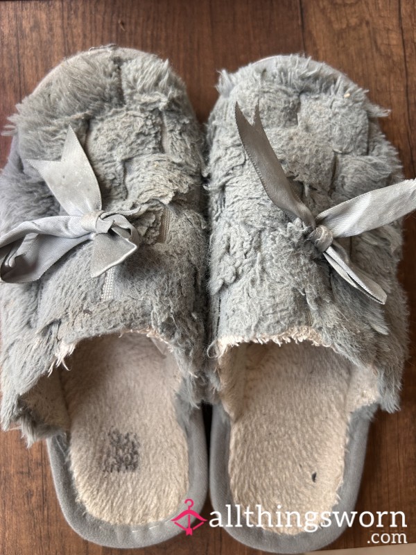 🔥Grey, Old Smelly Slippers - Size 5/6🔥