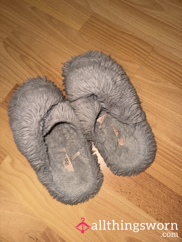 Grey Slippers Well Worn & Cosy 💋