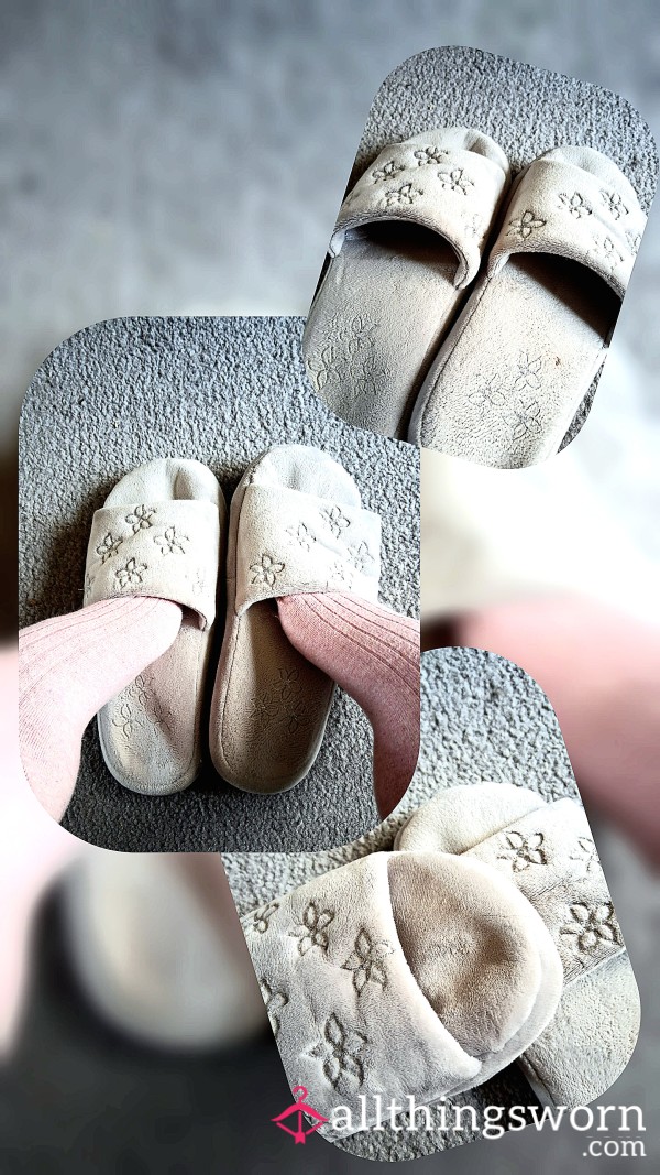 😋 Grey Well Worn Slippers 🥿