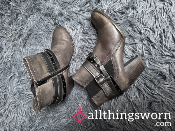 Grey Worn Ankle Boots 👢