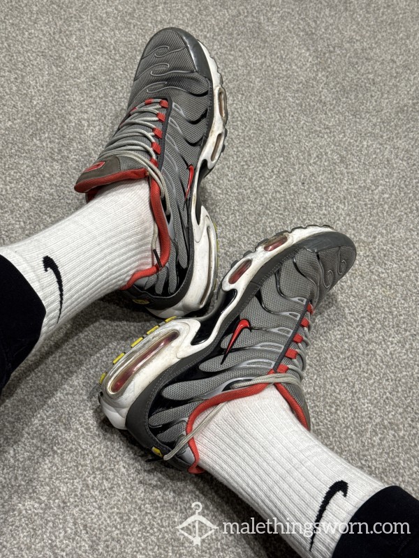SOLD 💦 Grey/Red TNs