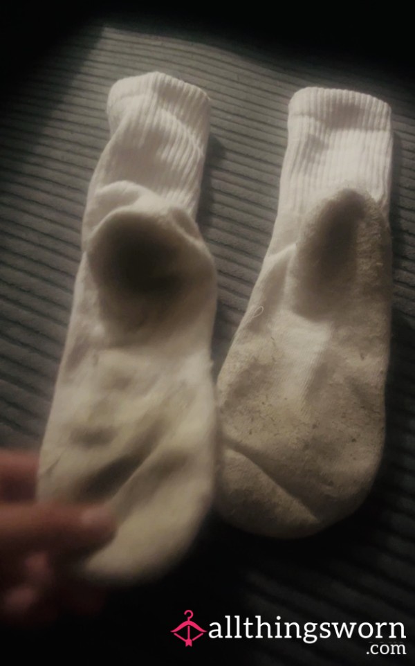 Grubby White Sicks - Barefoot Day Out Of Adventures.