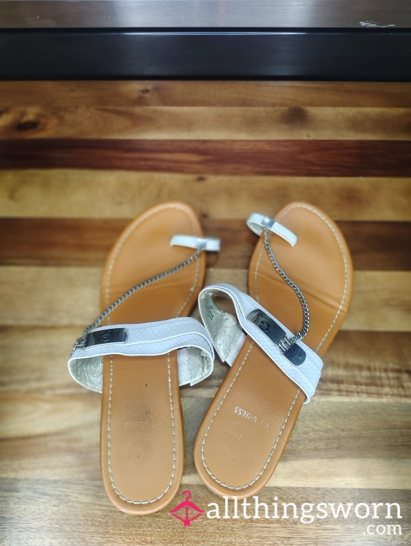 GUESS Flats/Sandals W Toe Hold 🤍