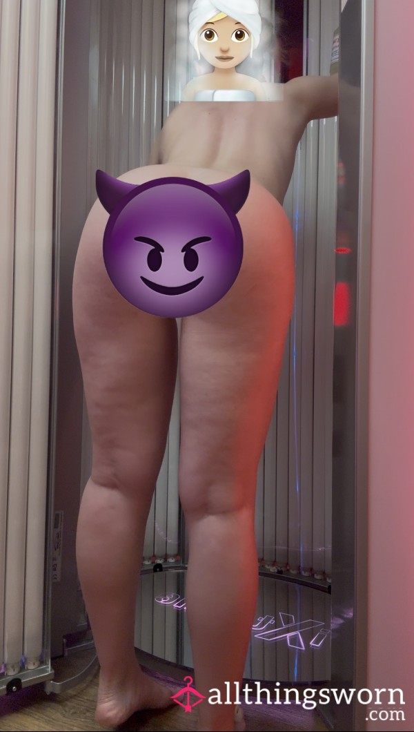 FULL BODY VIEW Gym Girl Bending Over Cleaning Sunbed Bu*t A** Naked😏🥰(1min25s)