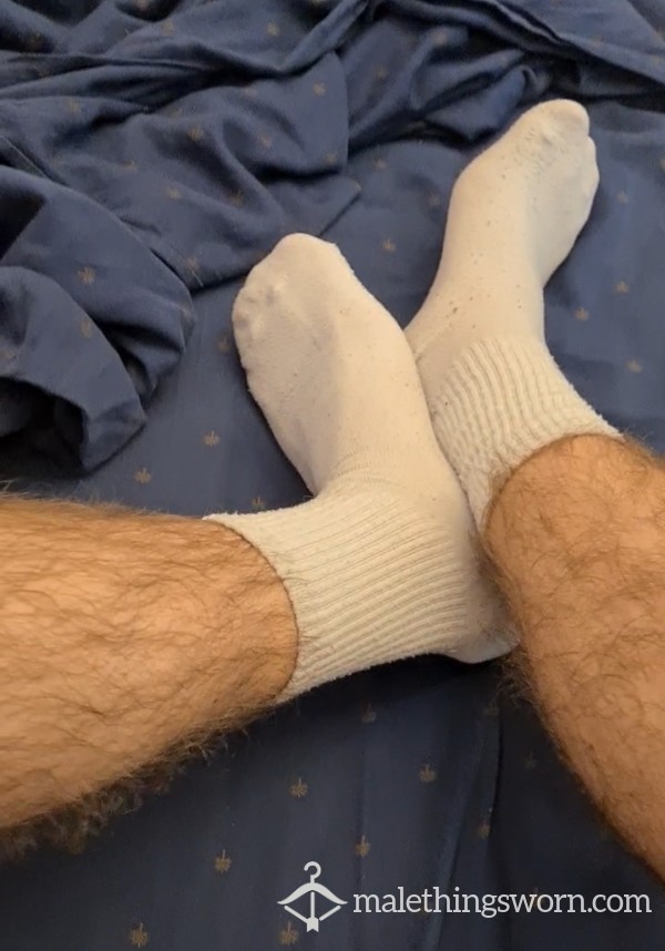 Hairy Twink Legs In White Worn Socks – Foot Ma**age And Play On My Bed