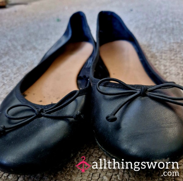 (SOLD) Hardworking & Well-Worn Black Flats 👠