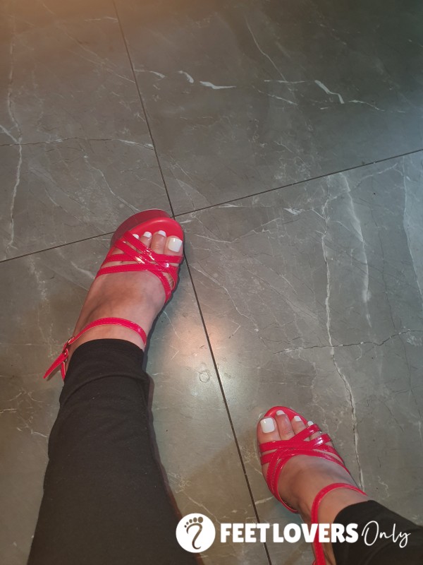 Heel 👠 Ignore/ Play Video 😈