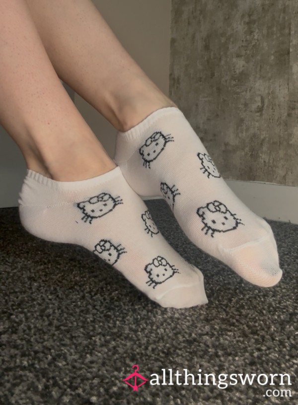 𝐇𝐞𝐥𝐥𝐨 𝐊𝐢𝐭𝐭𝐲 𝐓𝐫𝐚𝐢𝐧𝐞𝐫 𝐒𝐨𝐜𝐤𝐬 - 𝐀𝐯𝐚𝐢𝐥𝐚𝐛𝐥𝐞 𝐈𝐧 𝟓 𝐃𝐢𝐟𝐟𝐞𝐫𝐞𝐧𝐭 𝐂𝐨𝐥𝐨𝐮𝐫𝐬 🖤