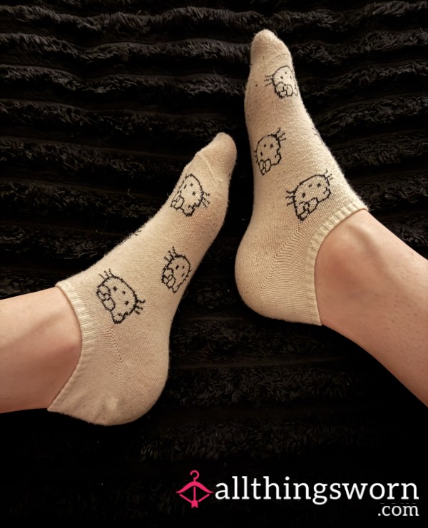 𝐇𝐞𝐥𝐥𝐨 𝐊𝐢𝐭𝐭𝐲 𝐓𝐫𝐚𝐢𝐧𝐞𝐫 𝐒𝐨𝐜𝐤𝐬 - 𝐀𝐯𝐚𝐢𝐥𝐚𝐛𝐥𝐞 𝐈𝐧 𝟓 𝐃𝐢𝐟𝐟𝐞𝐫𝐞𝐧𝐭 𝐂𝐨𝐥𝐨𝐮𝐫𝐬 🖤