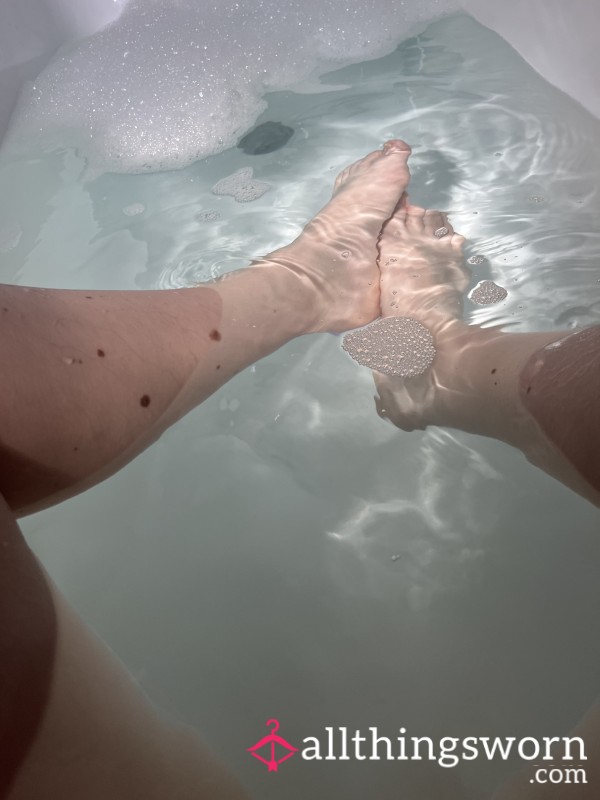 Holding Hands With My Feet 🦶🏻 💦