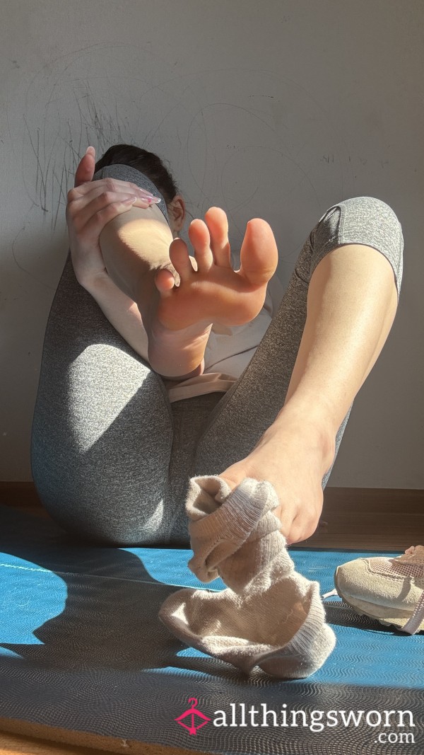 Home Workout Heat – Sweaty Socks & Stinky Sneakers Session