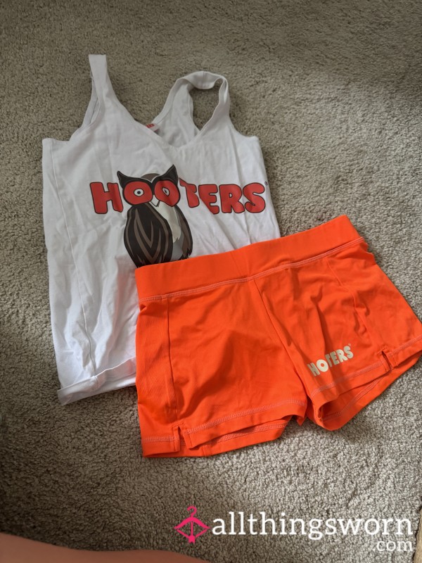 Hooter’s Waitress Experience