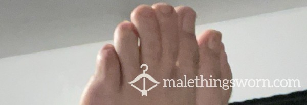 HOT FEET AND A** PICTURES🦶🏻👅