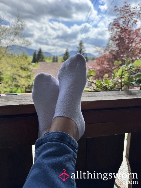 Hübsche Weiße 2 Tage Alte Sneaker 👟 Socken 🧦 Mit Blick Auf Die Berge