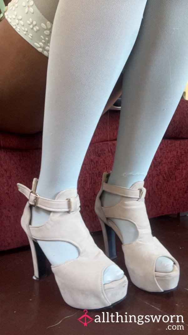 If You Had To Pick, Nylons Or Heels? 👀