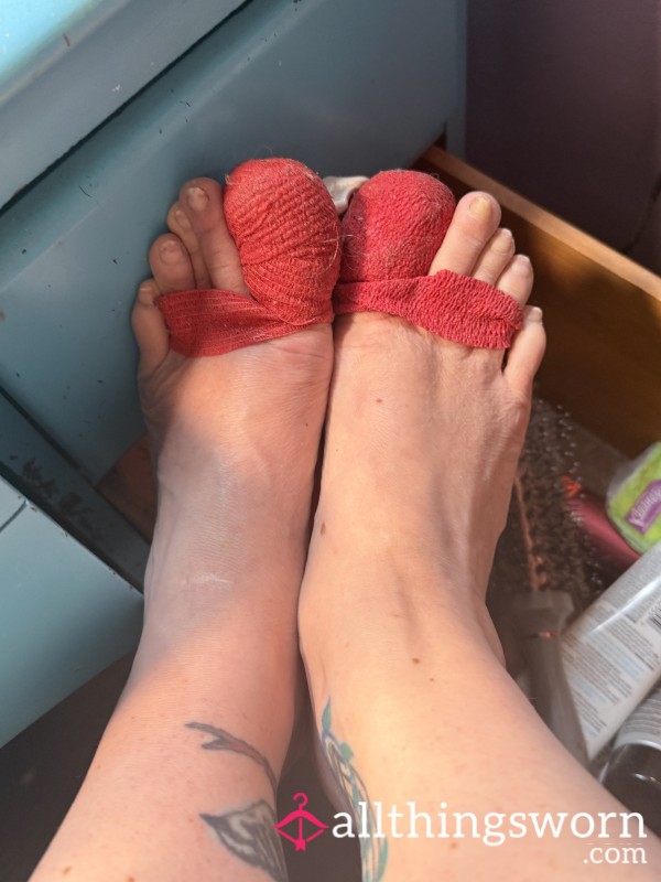 It Rubs The Lotion On Its Toes