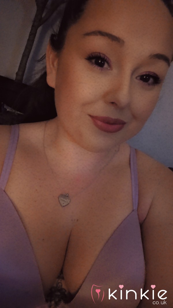 Ive Got An Hour Available... Who Wants Me? 😗