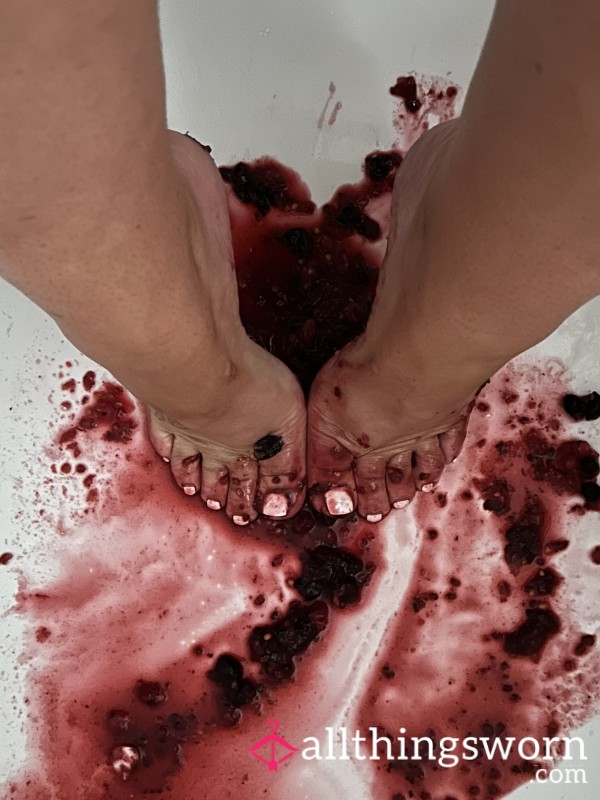 JADES TOES IN BERRIES 🫐🫐🍓