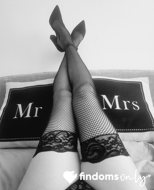 Just Stay Lurking And Admire The Mystery Of Miss Rose, Or Pay To See The Woman Behind The Power. Face Included.
