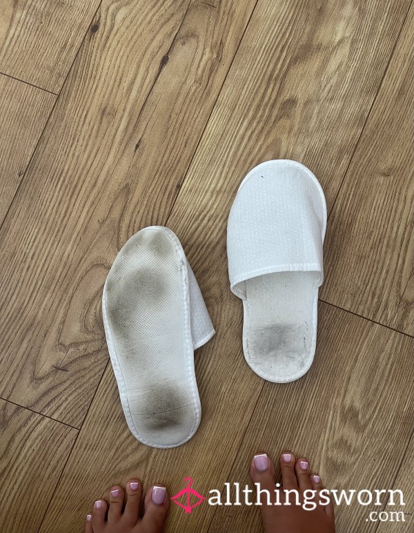 Kitty’s Worn Holiday Slippers 👣💦