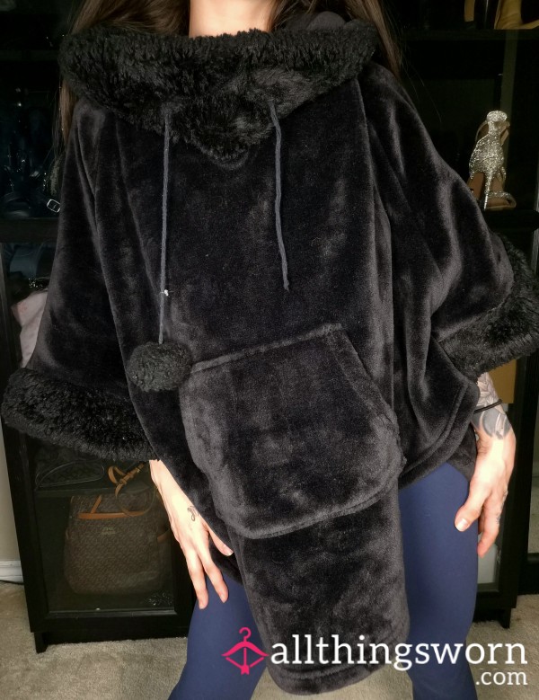 🌹La Vie En Rose Super Soft Fluffy Faux Fur Furry Poncho Black Sweater 1 Piece Shawl Top Well Worn For Years Ripped PomPom Japanese Girl Asian Canadian Fitness Model Tattooed Cute Trainer