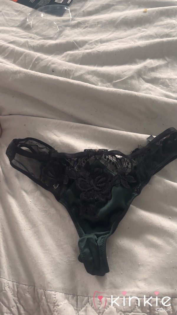 Lacy Black & Green Thong 💚