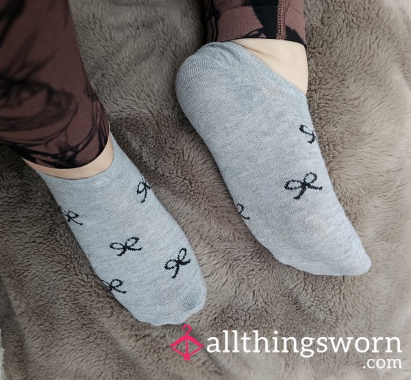 🧦Ladies Worn Smelly Pretty Grey Ankle Socks With Black Bows 🩶