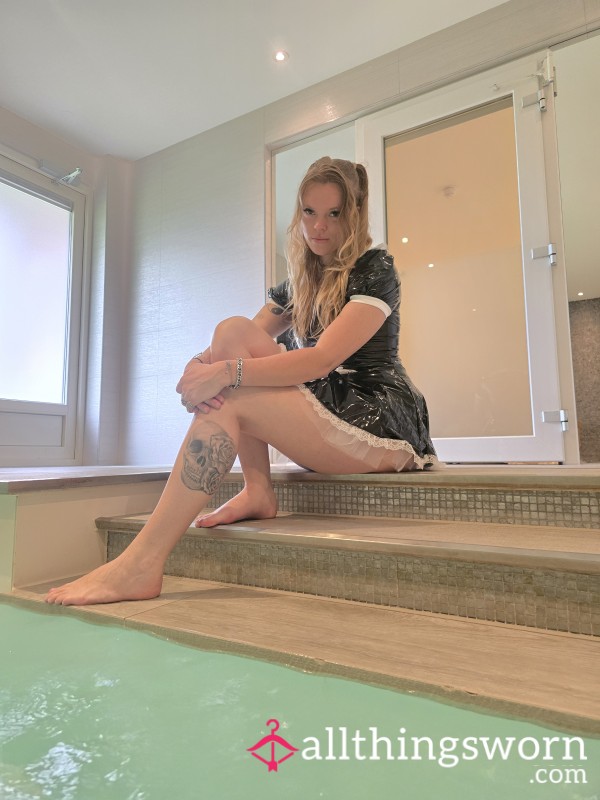 Ladytrucker In Swimmingp**l With Latex Dres