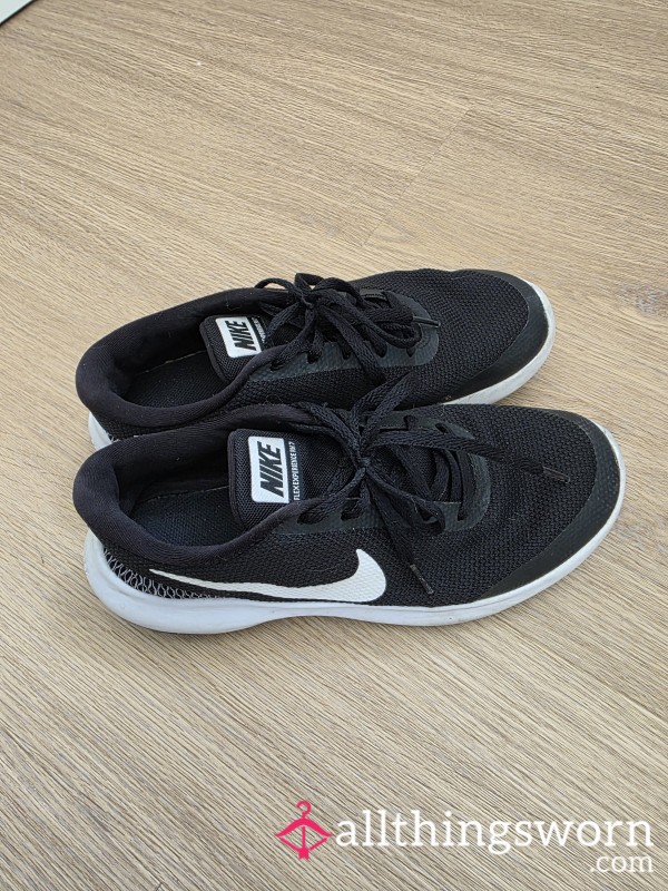 Lang Getragene, Flache NIKE Schuhe In Gr. 38