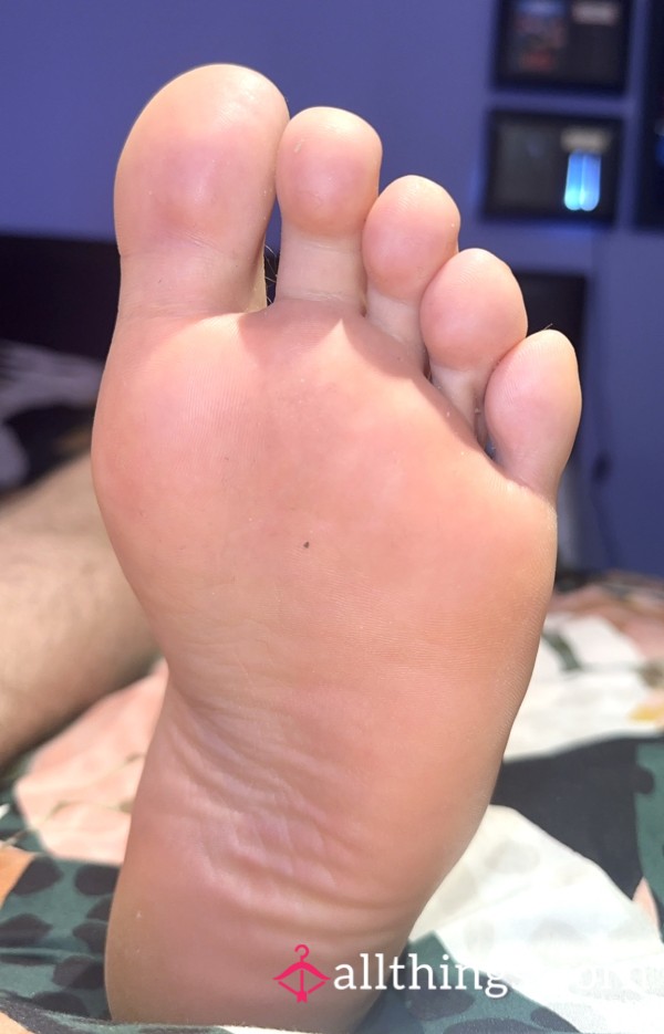 Late Night Barefoot Pics 🤭