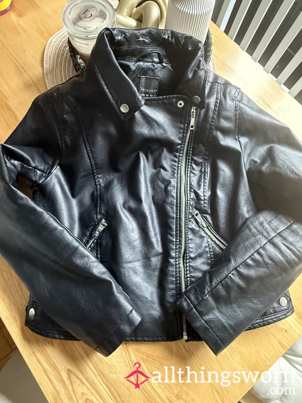 Leather Jacket Well Worn On The Neck 🥵