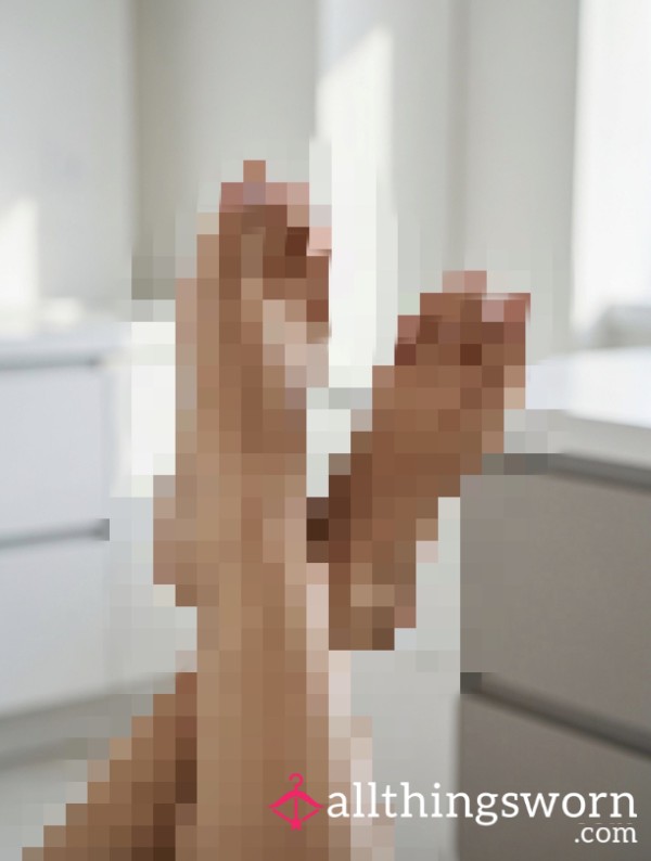 Legs In The Air (Feet Pics 🦶🏼)