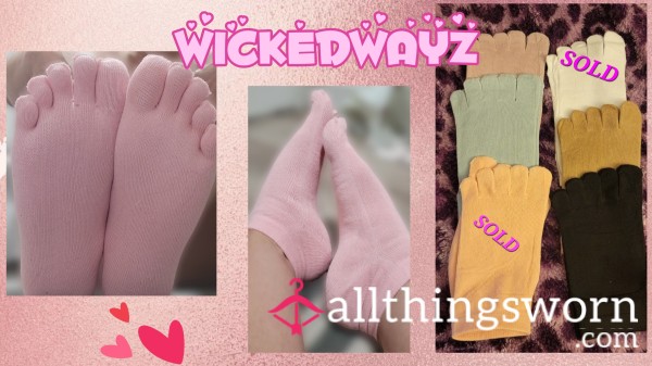 LET ME WIGGLE MY TOES UNDER YOUR NOSE🧦