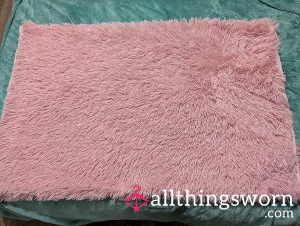 Light Pink 🩷 Blanket Slept With For A Week And A Half Now 😷 Smells Like Bubblegum Rainbow 🌈💕🌈 DEFINITELY WORTH IT  PLUS Fluffy Light Purple Scarf  AND FLUFFY LIGHT PINK BATH ROBE 🌷😍💞😍 SMELLS 