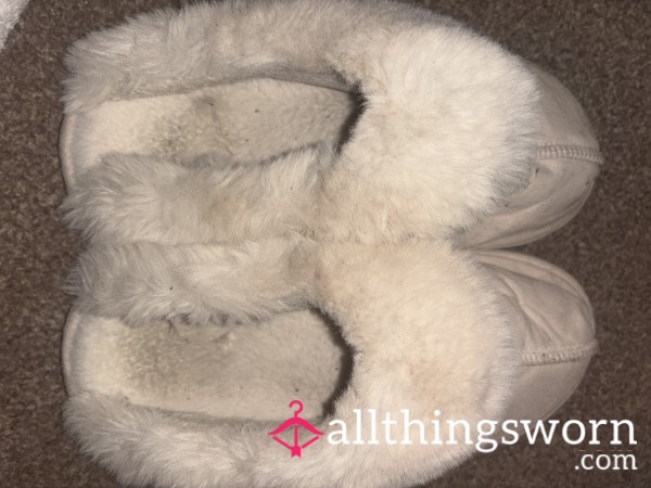 Light Pink Fluffy Well Worn Slippers 💋🦶🏻