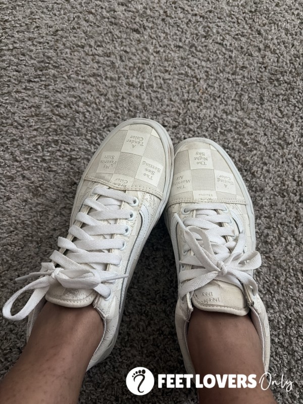Lightly Worn White Sneakers – Barefoot All Day 👟