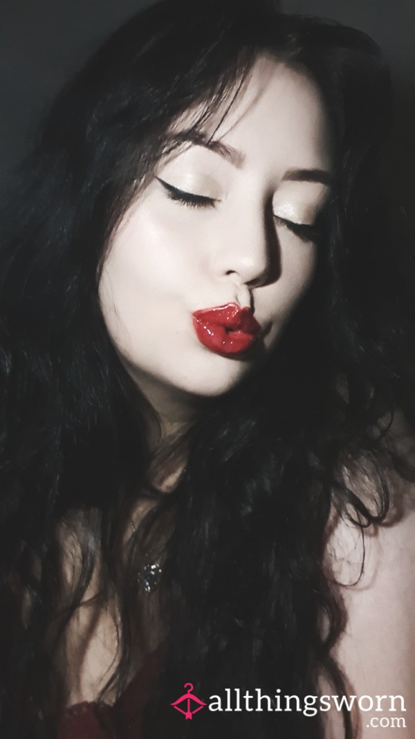 LIPSTICK APPLICATION