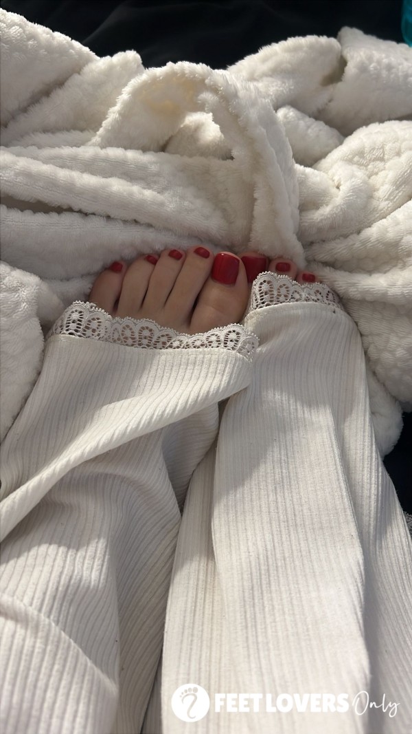 Little Shy Toes With A Touch Of Red 🔥🥵