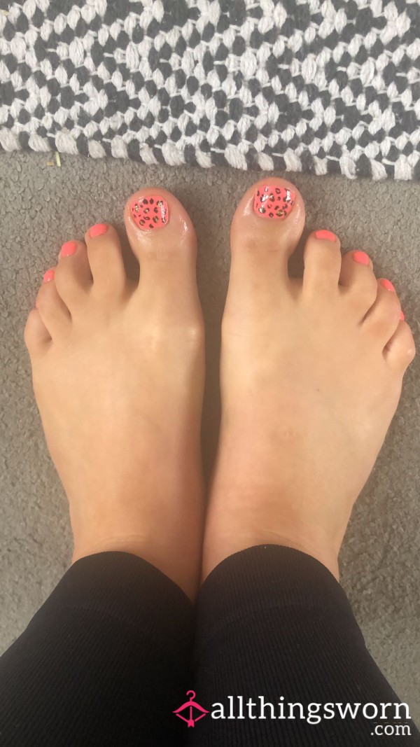 Innocent New Girl Here, Come Let Me Please You. Heres A Few Sneak P**ks Of My Toes 😉