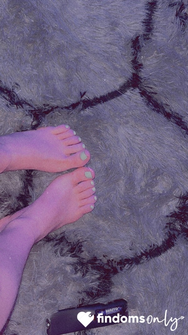 Look At My Small Small Feet 😁👣