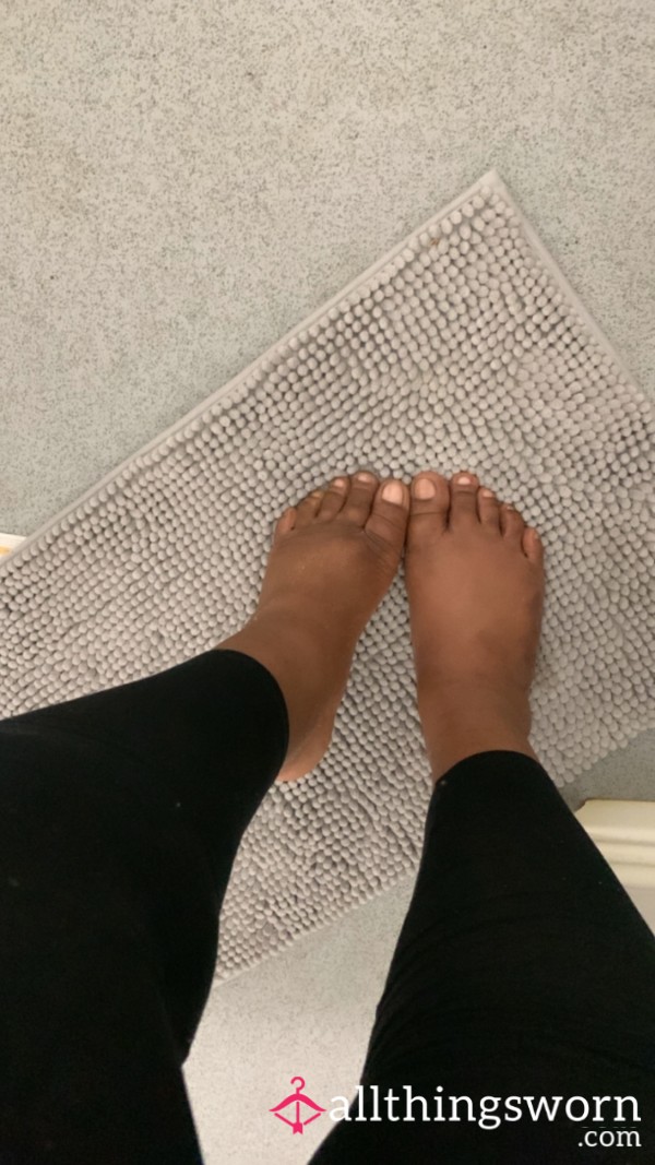 Lucious Lady Outdoor Feet Pics