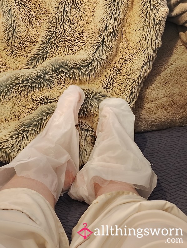 Ma**aging Foot Mask Serum Into Feet And Between Toes