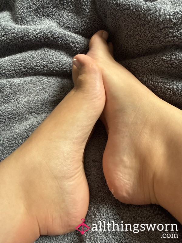 Ma**aging My Freshly Creamed Feet 🦶