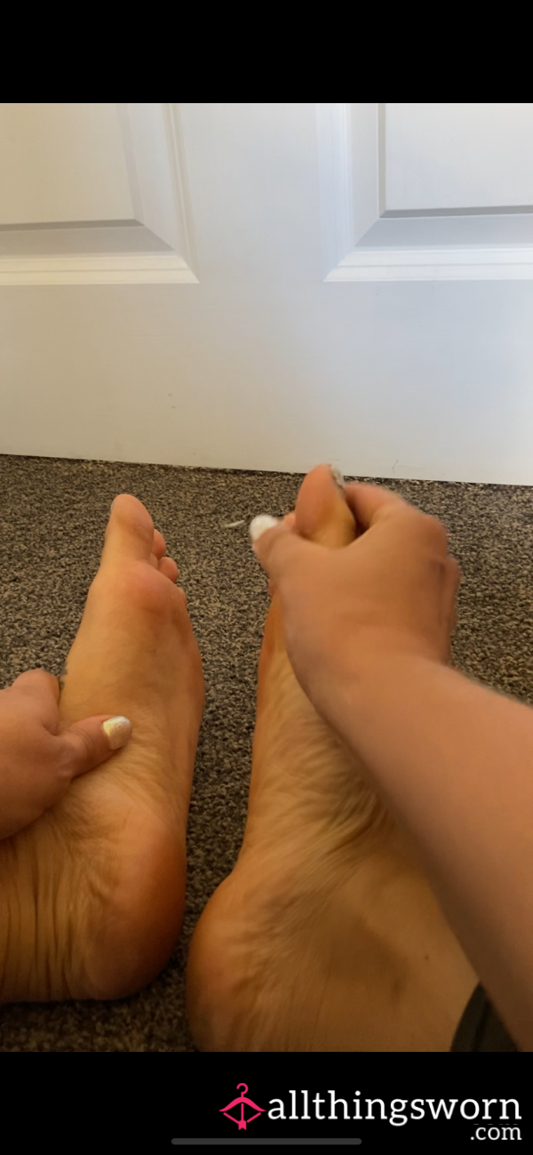 Ma**ing Cream Into My Feet 😈