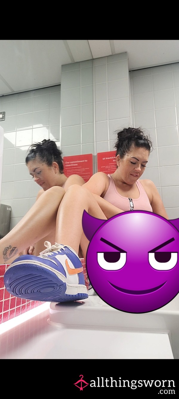 Masturbating In The Gym Toilet While People Are Right Outside! I Squirt Everywhere 😳💦