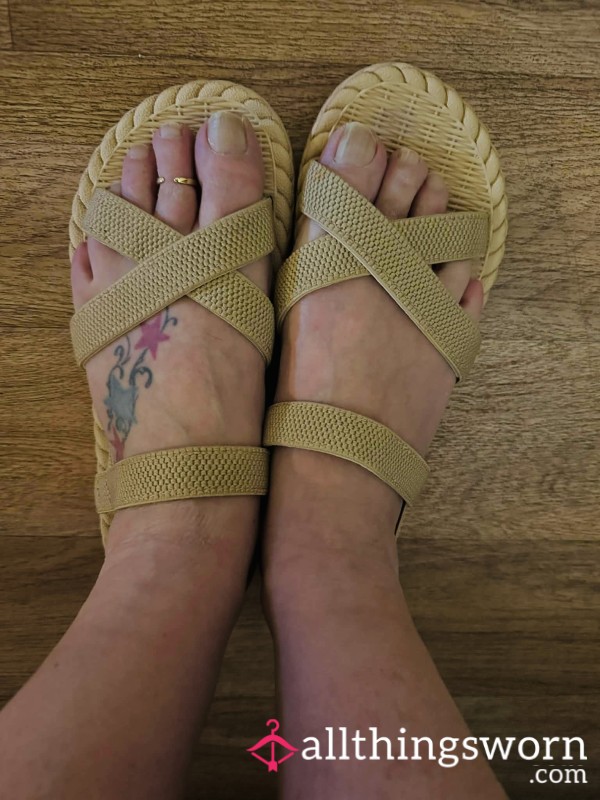 👡 Mature GILF Sandals Well Worn Smelly Size 6 👡