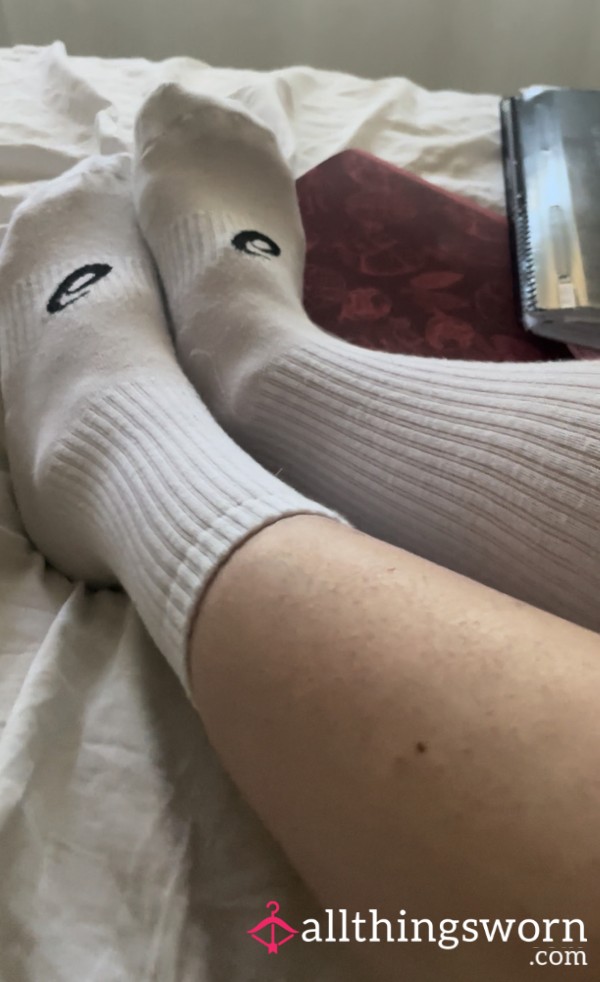 Medical Student Takes A Break From Studying And Slowly P**ls Off Her Socks